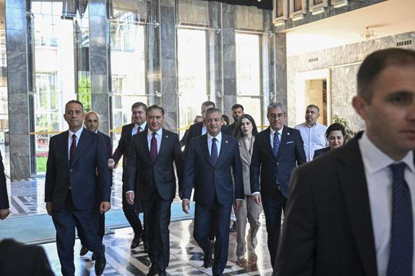 Özgür Özel CHPye veda etti Yeni partiye hangi isimler geçecek Liste belli oldu