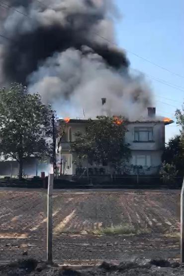 Yıllardır verdikleri emek kül oldu Evlerinin yanışını ağlayarak izlediler
