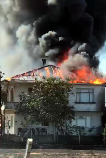Yıllardır verdikleri emek kül oldu Evlerinin yanışını ağlayarak izlediler