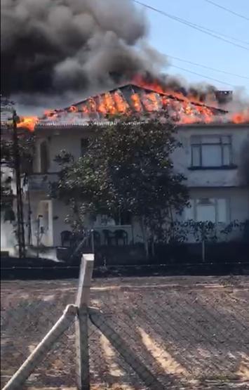 Yıllardır verdikleri emek kül oldu Evlerinin yanışını ağlayarak izlediler