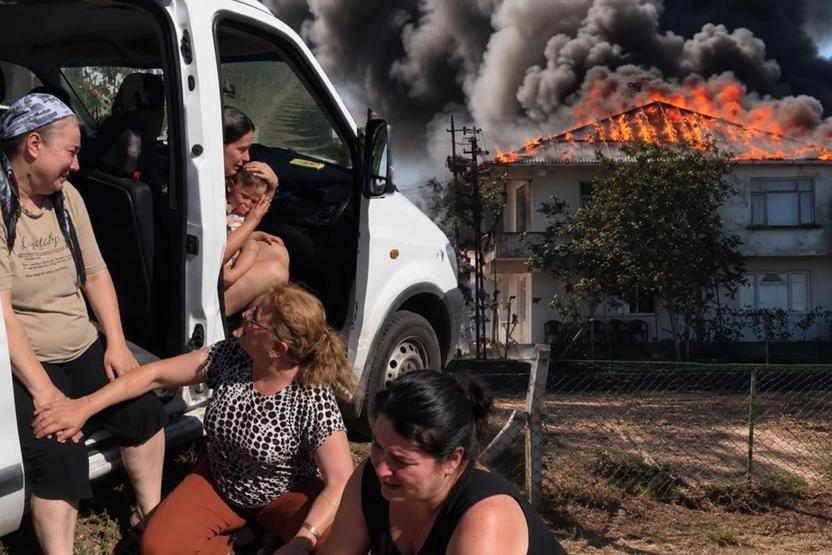 Yıllardır verdikleri emek kül oldu Evlerinin yanışını ağlayarak izlediler