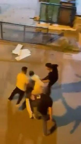 Sürücüler tekme tokat birbirine girdi: Sokağı ringe çevirdiler