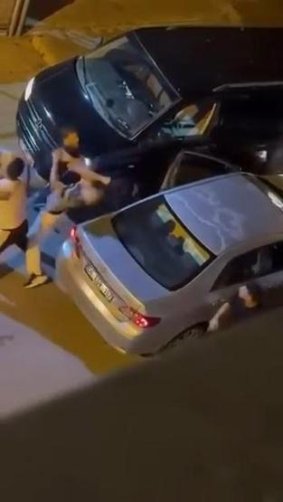 Sürücüler tekme tokat birbirine girdi: Sokağı ringe çevirdiler