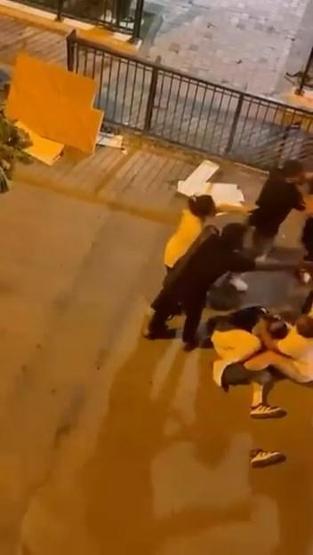 Sürücüler tekme tokat birbirine girdi: Sokağı ringe çevirdiler