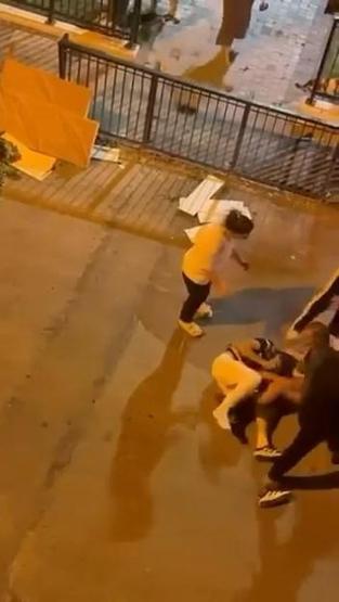 Sürücüler tekme tokat birbirine girdi: Sokağı ringe çevirdiler