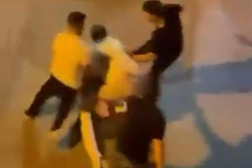 Sürücüler tekme tokat birbirine girdi: Sokağı ringe çevirdiler