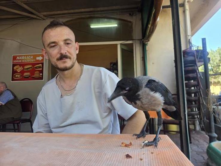 Görenleri şaşırtan dostluk Bir an olsun yanından ayrılmıyor