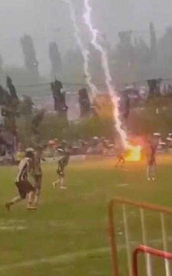 Futbol sahasına yıldırım düştü: 1 futbolcu ölü, 9 futbolcu yaralı