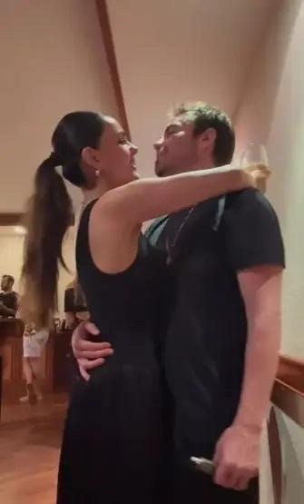 Özgü Kaya ile Murat Dalkılıçtan aşk dolu poz: Seven sevdiğini fotoğraf çektikten sonra mıncırsın