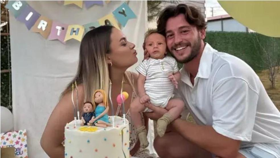 Başak Karahan Zor Günleri Geride Bıraktı Yeni Yaşını Eşi ve Oğluyla Kutladı