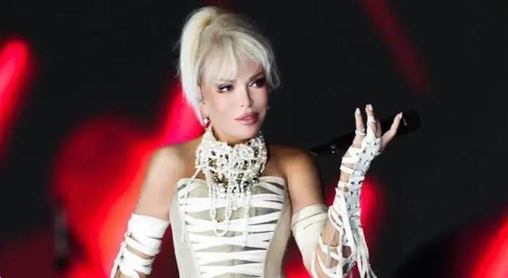 Ajda Pekkan’dan İstanbul Festivali’nde Büyük Sürpriz Yeni Şarkısını Seslendirdi