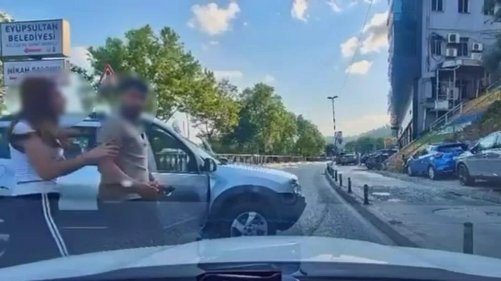 Trafikte dehşete düşüren görüntü: Canım burnumda, kafanı keserim