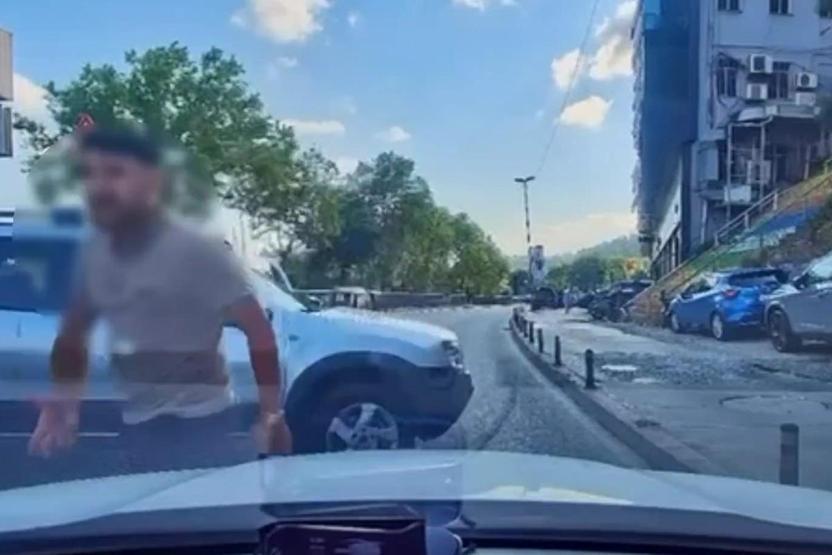 Trafikte dehşete düşüren görüntü: Canım burnumda, kafanı keserim