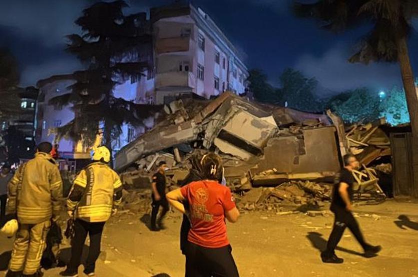 Bahçelievlerde 4 katlı bina çöktü