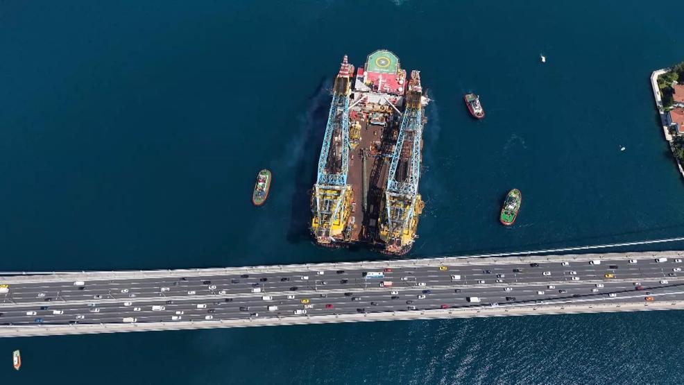Dev vinç gemisi İstanbul Boğazından geçti