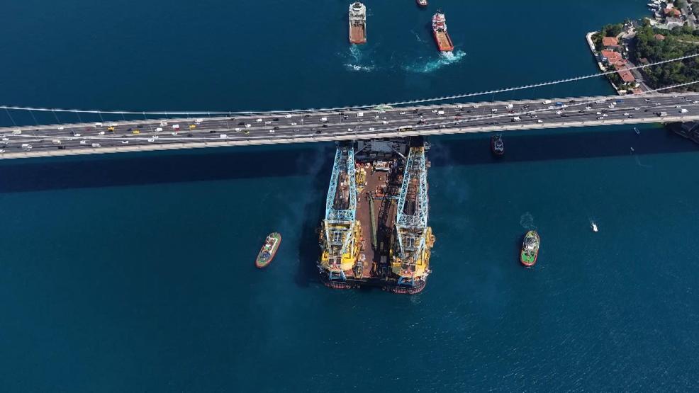 Dev vinç gemisi İstanbul Boğazından geçti
