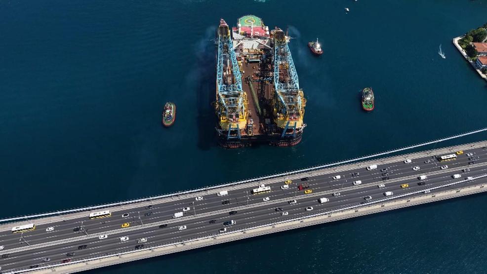 Dev vinç gemisi İstanbul Boğazından geçti