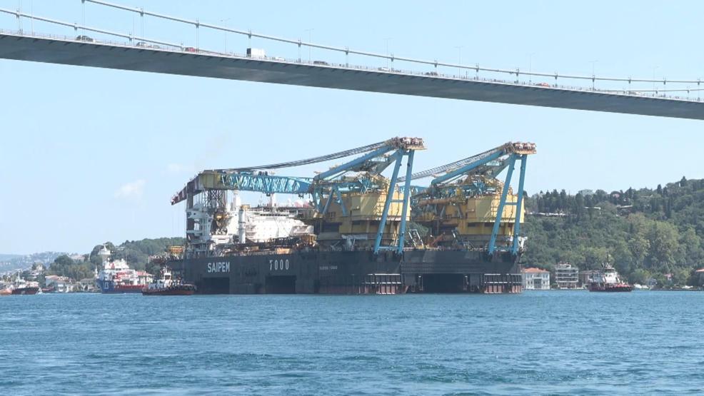 Dev vinç gemisi İstanbul Boğazından geçti