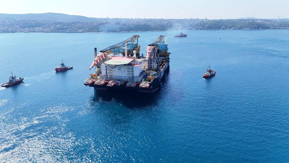 Dev vinç gemisi İstanbul Boğazından geçti