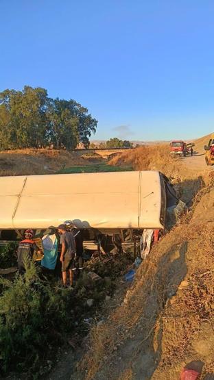 Cezayirde yolcu otobüsü devrildi: 6 ölü, 22 yaralı