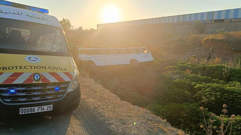 Cezayirde yolcu otobüsü devrildi: 6 ölü, 22 yaralı