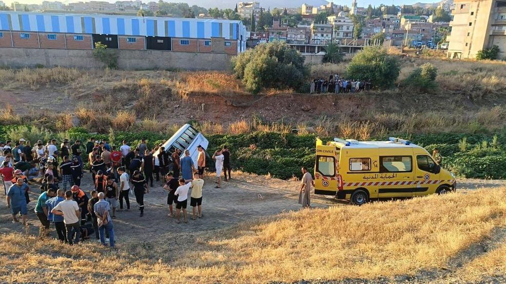 Cezayirde yolcu otobüsü devrildi: 6 ölü, 22 yaralı