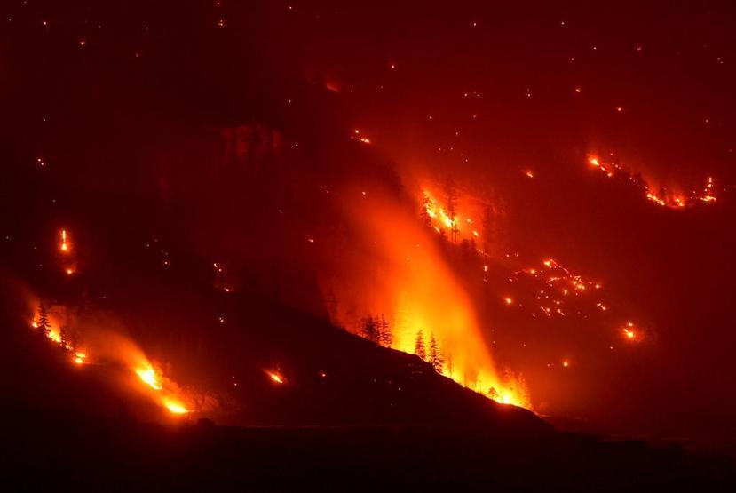 Kanada alev alev yanıyor Hızla ilerledi: 20 bin kişi evini terk etmek zorunda kaldı....