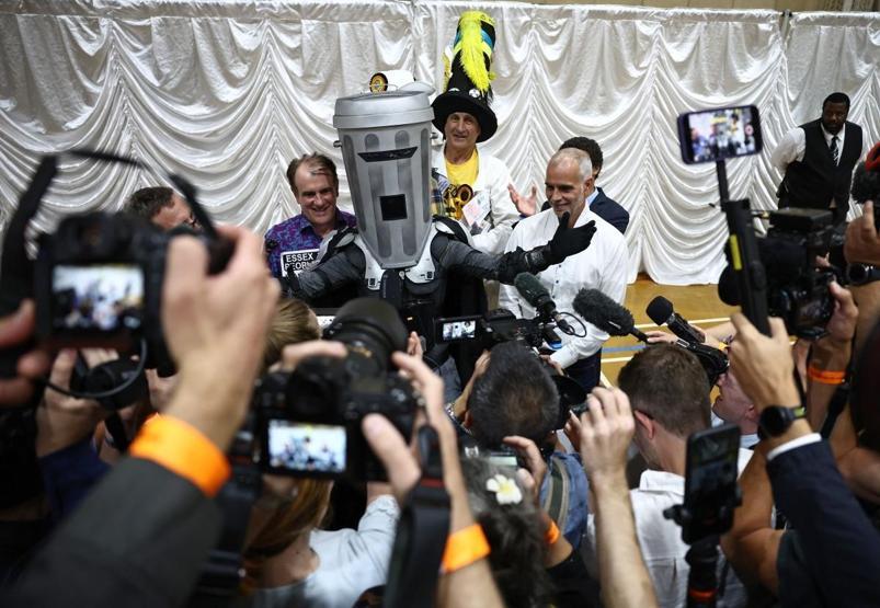İngilterede bir ilginç seçim: Rakibi çöp kutusu oldu