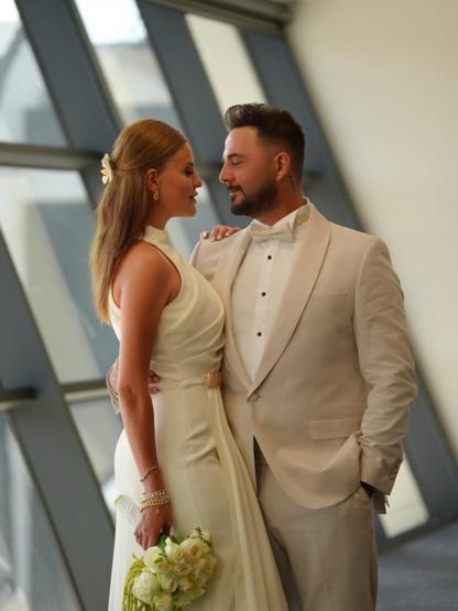GÖKHAN ÖZEN EVLENDİ Naz Canbaz sade gelinliği ve güzelliği ile göz kamaştırdı