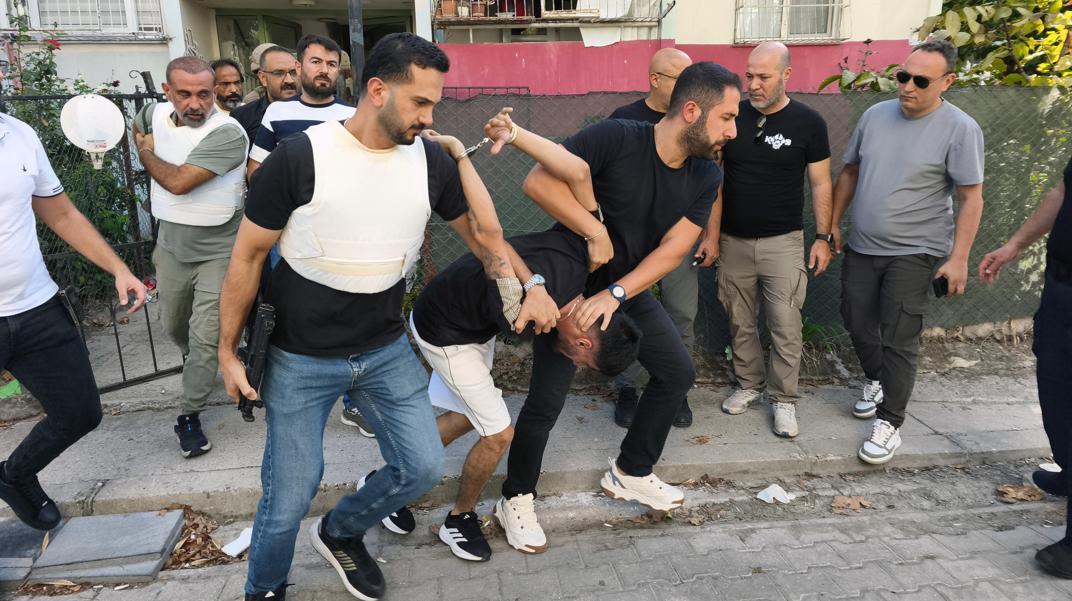 Programlar Yakalanacağını anlayan şüpheli, eline el bombası alıp kendisini eve ...