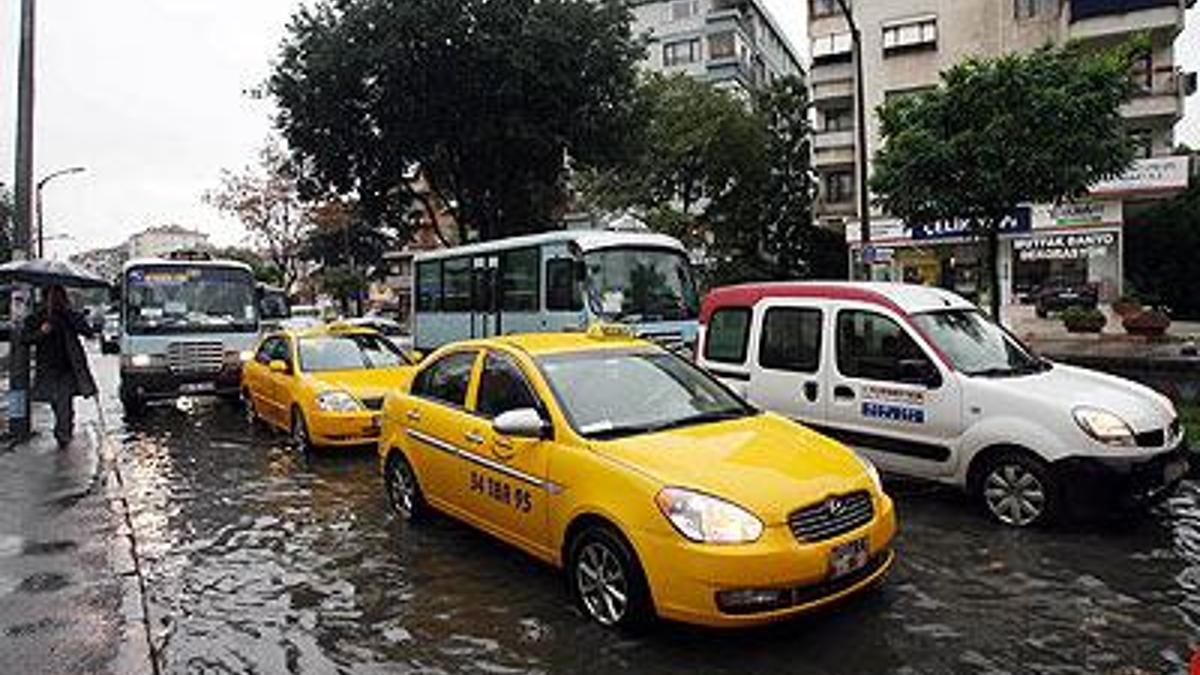 İstanbul yine yağmura teslim oldu - CNN Türk Haberler Son Dakika