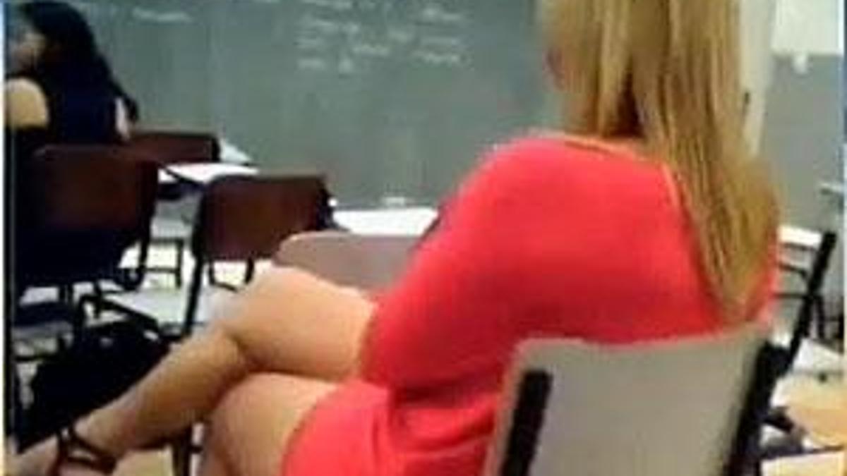 Mini etek giydi' diye okuldan atıldı 