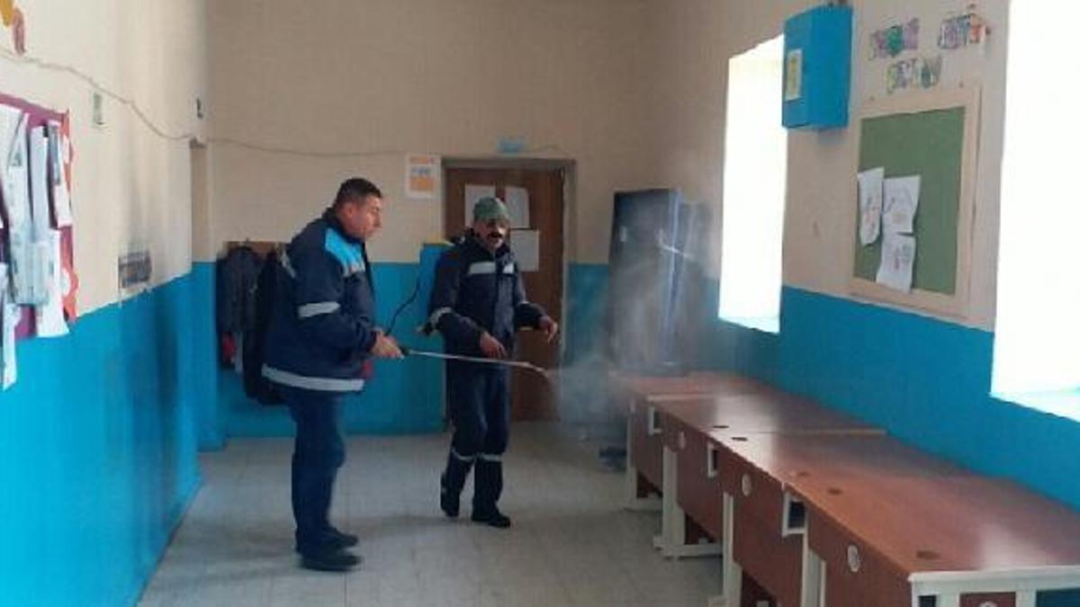 Adana'da okullar koronavirüse karşı dezenfekte edildi