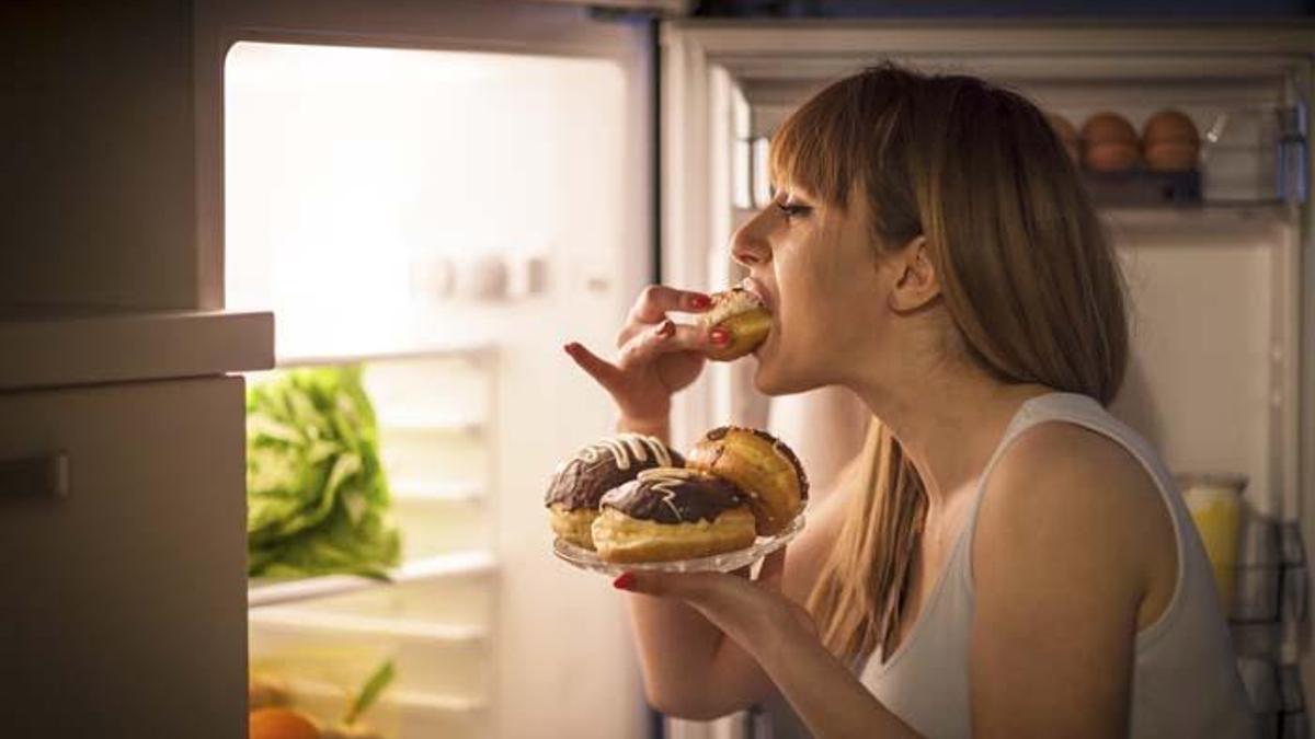 Gece geç saatlerde yemek yemeyi durdurmanın 7 yolu! - Sağlık Haberleri