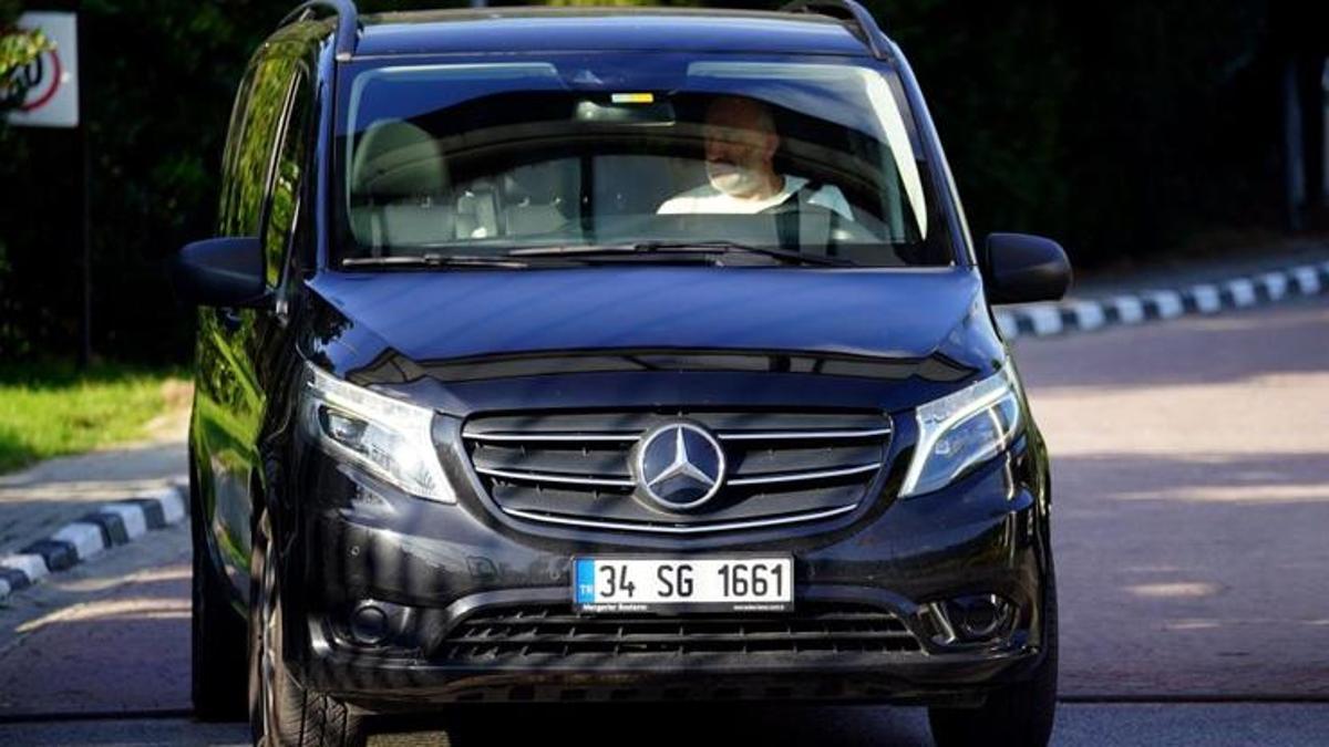 Şenol Güneş, futbolcular ve teknik heyet ile vedalaştı