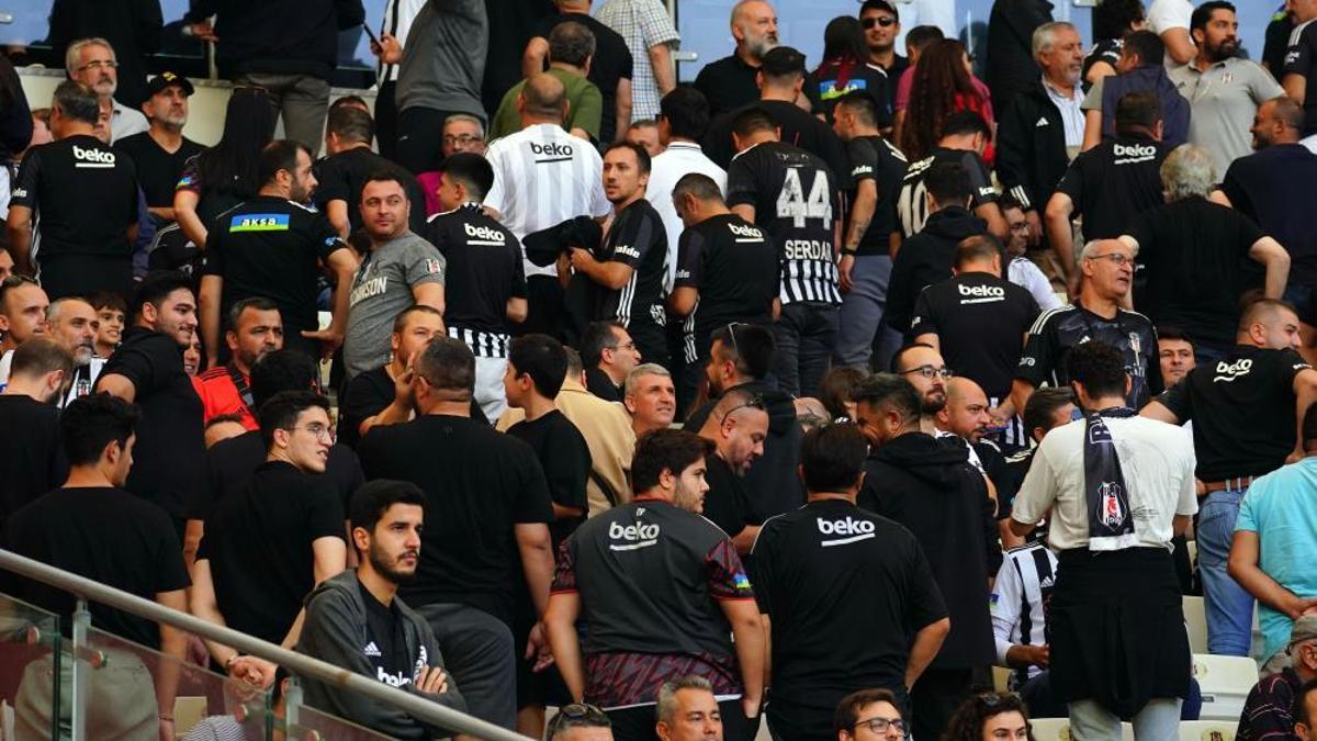 Beşiktaş taraftarı sahaya sırtını döndü