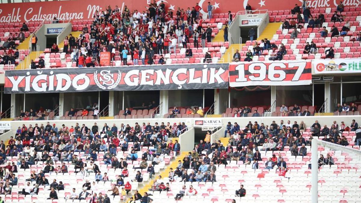 Sivasspor-Kasımpaşa maçında tribünler boş kaldı