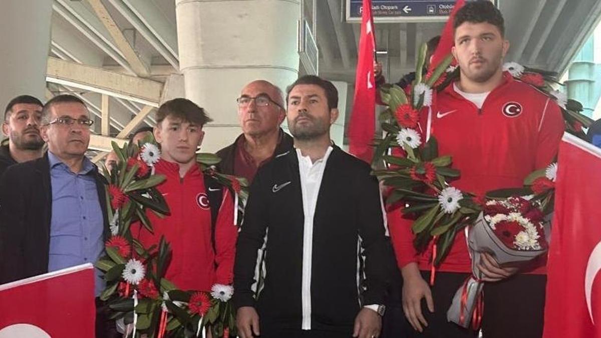 Milli güreşçilere Esenboğa Havalimanında coşkulu karşılama