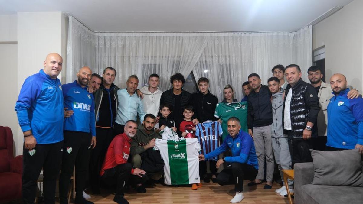 Bursaspor’dan yüzüne biber gazı sıkılan çocuğu evinde ziyaret