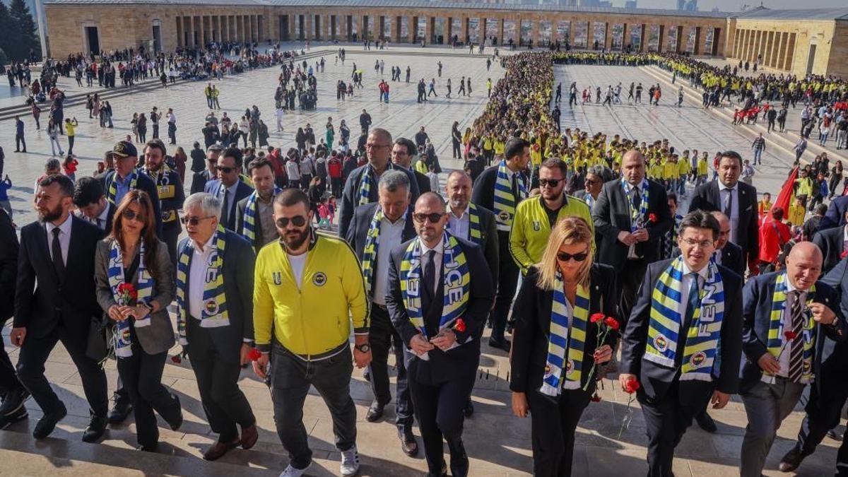 Fenerbahçe taraftar grubu ÜNİFEB Anıtkabiri ziyaret etti