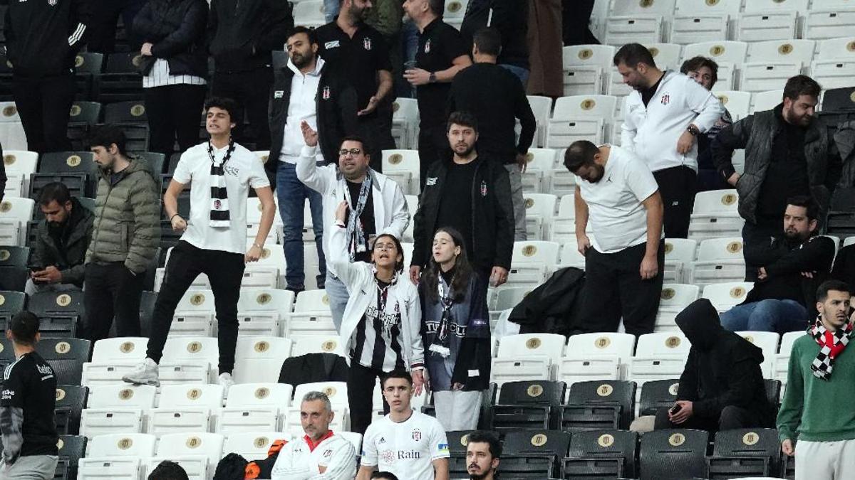 Beşiktaş taraftarından Burak Yılmaz ve futbolculara tepki
