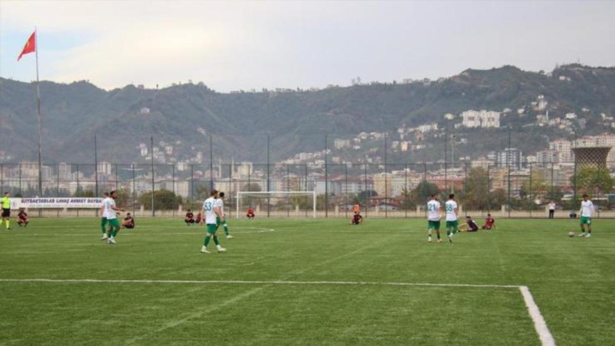 Hakemin kararını beğenmeyen futbolcular, maçı bırakıp oturma eylemi yaptı