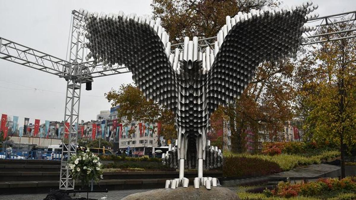 Beşiktaş İskele Meydanı’ndaki dev kartal heykelinin açılışı yapıldı