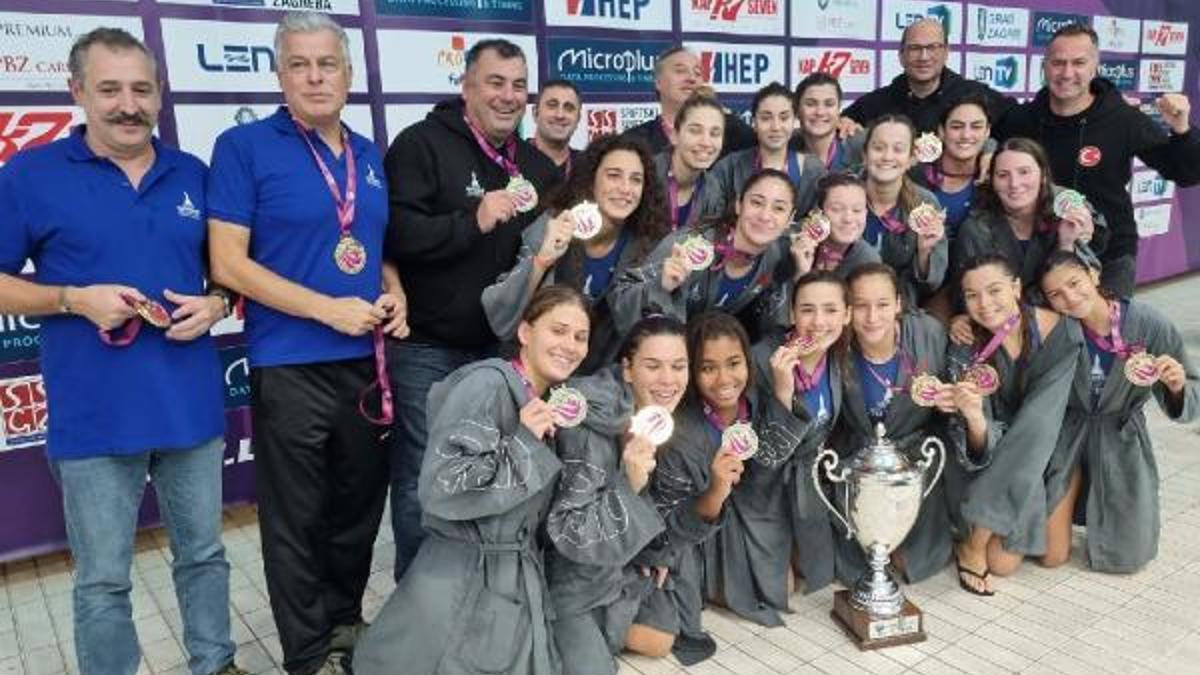 İzmir BB Kadın Sutopu Takımı, ülkemize sutopundaki ilk Avrupa Kupası’nı kazandırdı