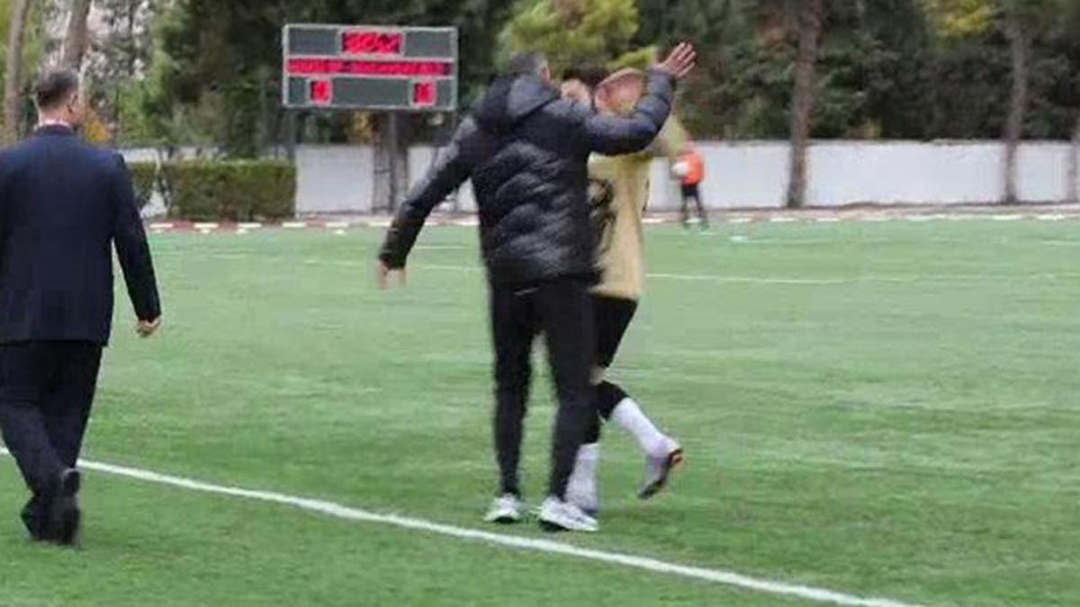 Kırmızı kart gören futbolcusunu tokatladı