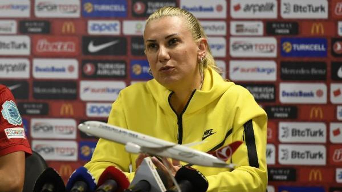 Necla Güngör Kıragası: Kadın futbolunun tarihi bu kızlarla yazılıyor