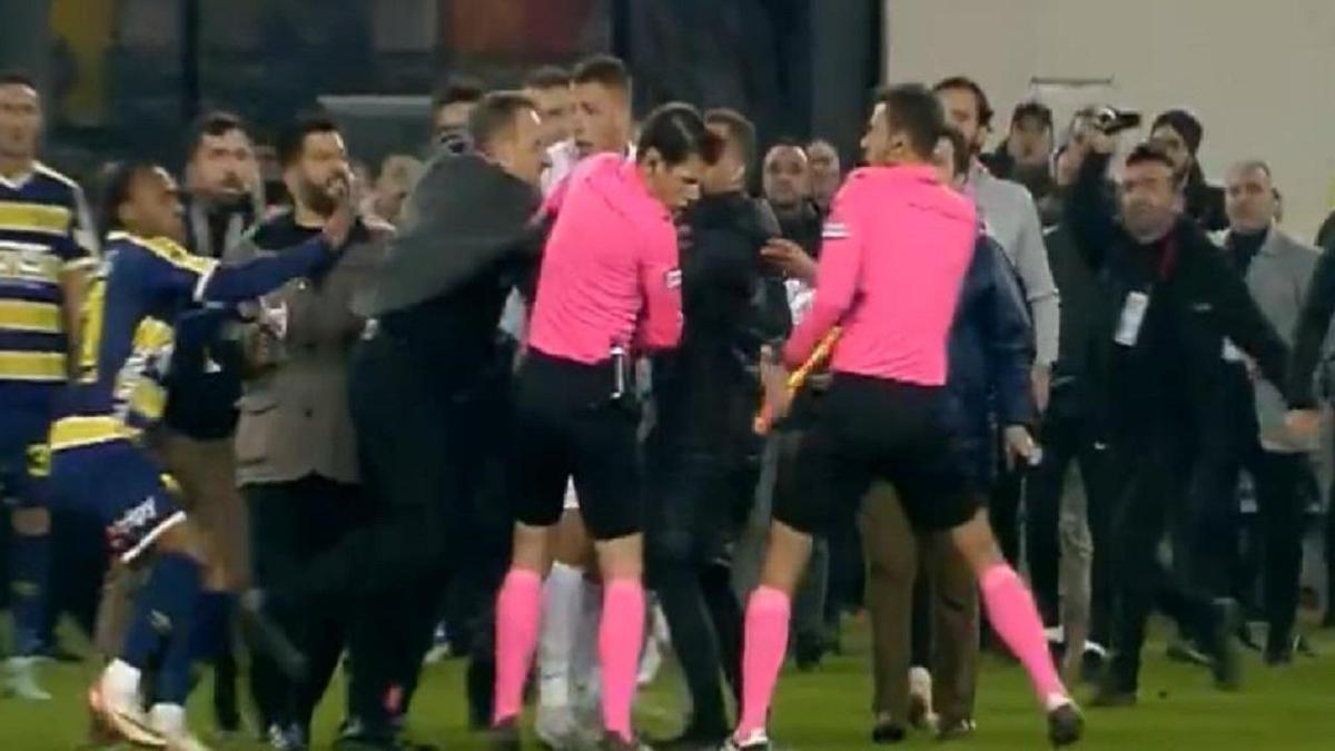 Hakeme saldırının cezası ne olacak? Faruk Koca ve 2 şüpheliyi yargılamada ne bekliyor?