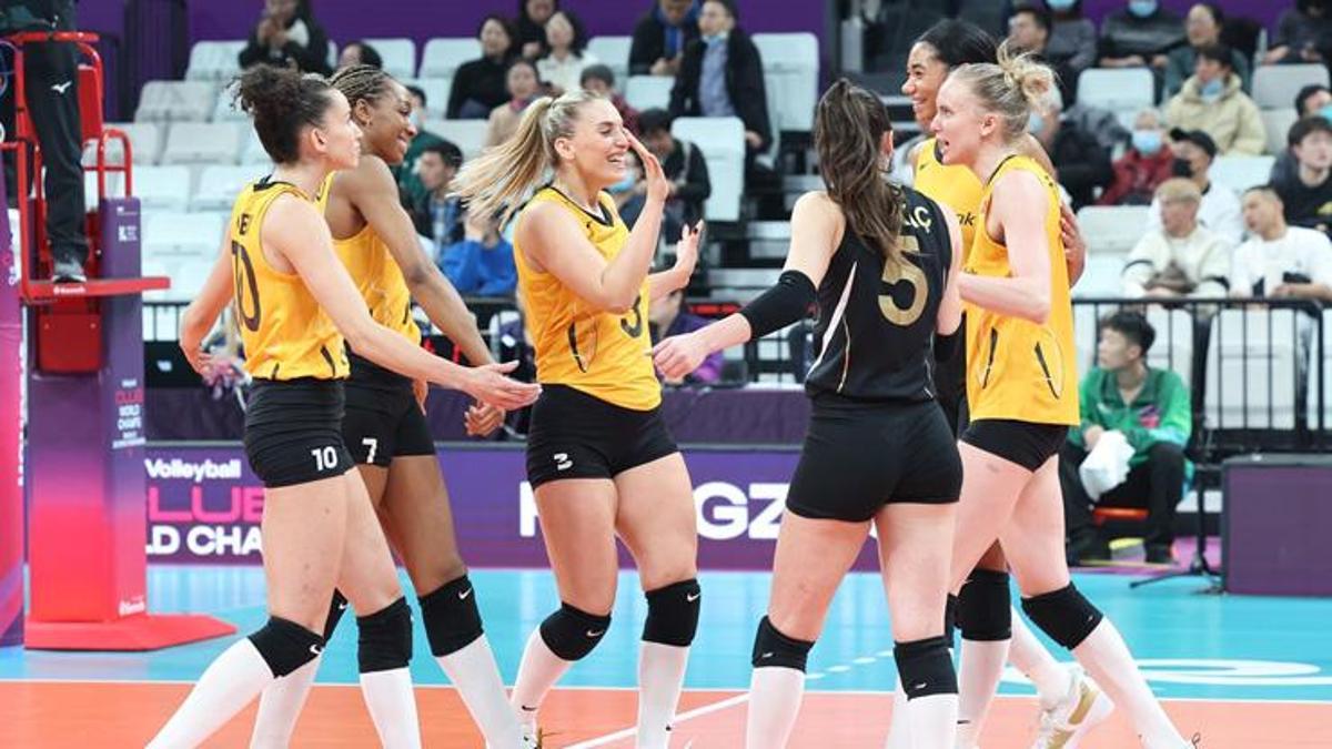 VakıfBank iki galibiyetle yarı finalde!