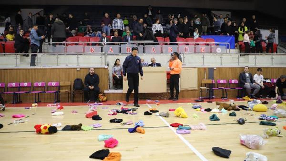 Depremzede çocuklar için sahaya oyuncak, atkı ve bere attılar