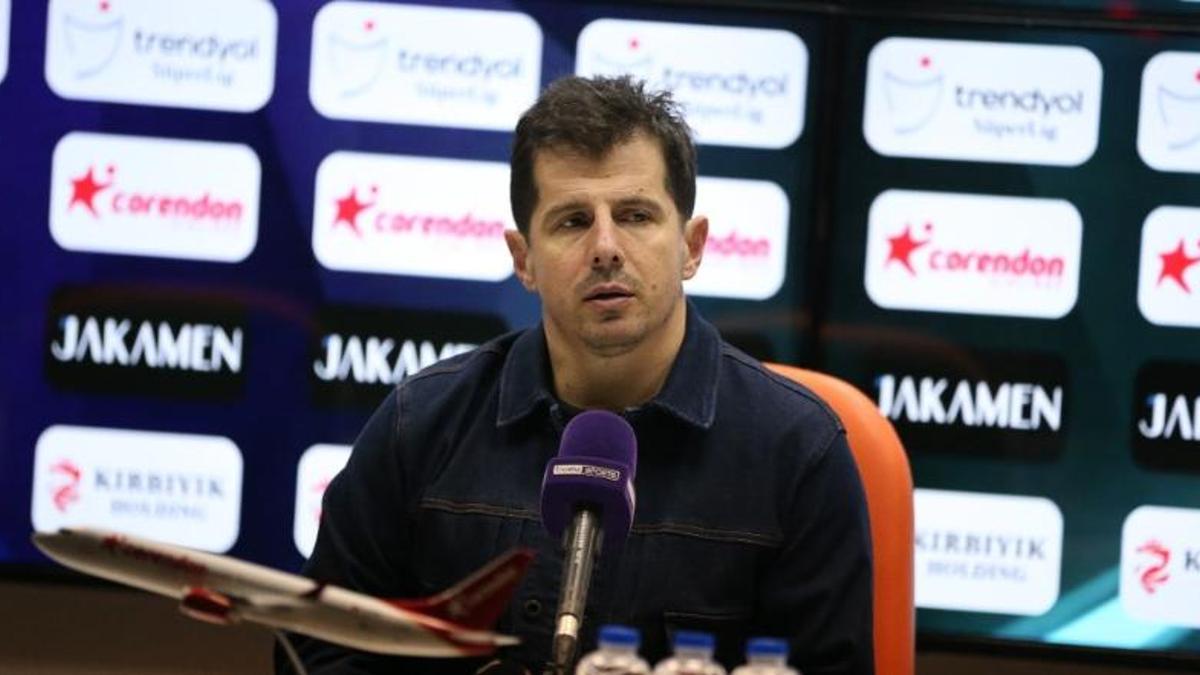 Emre Belözoğlu hakemleri tebrik etti